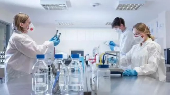 人生就是博携手多家生命科学公司以及比尔及梅林达·盖茨基金会，提供研发力量和药物共同抗击新冠肺炎疫情